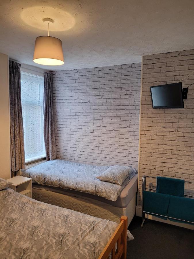 The Clevedon Bed & Breakfast Блекпул Екстериор снимка