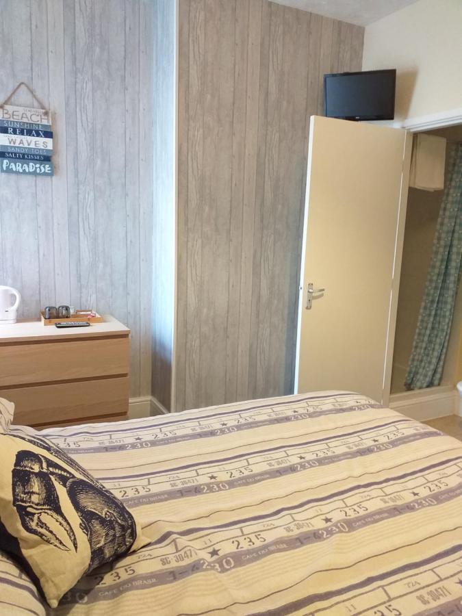 The Clevedon Bed & Breakfast Блекпул Екстериор снимка
